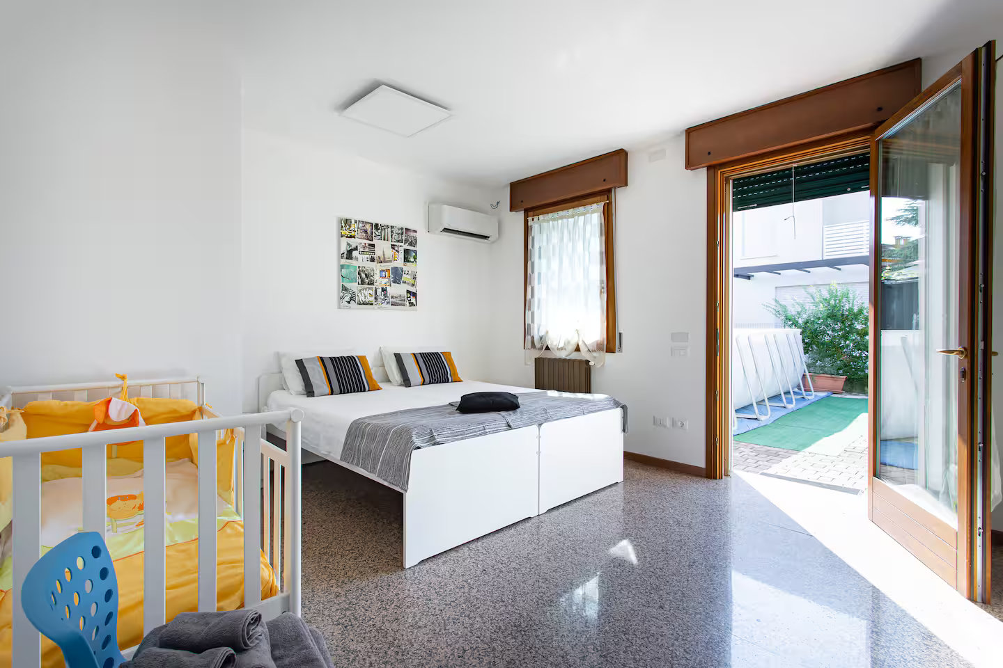 Letto matrimoniale e culla