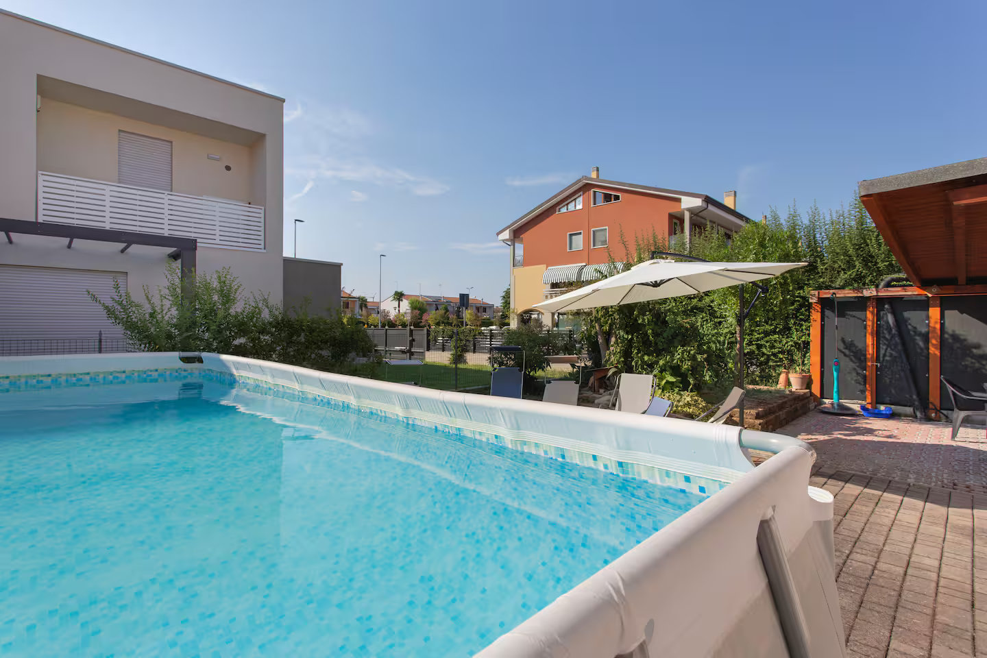 Piscina e spazi esterni di Home Puppy